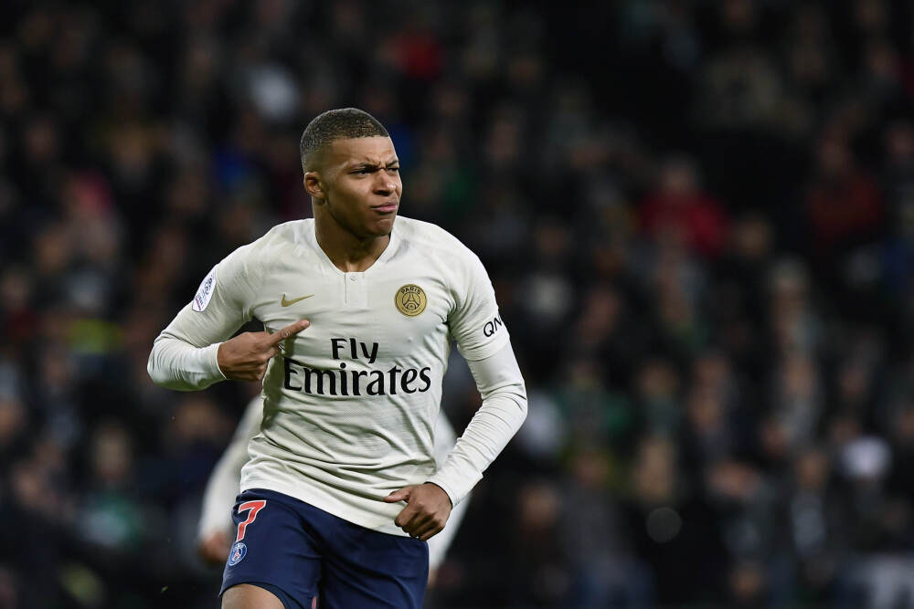 某里香港千金置楼，香港楼盘认购141倍，港地产要好起来了？内地呢？